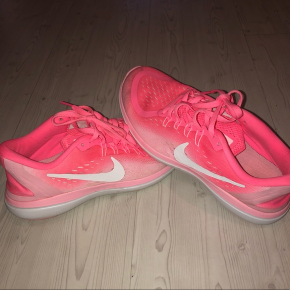pink nike flex run